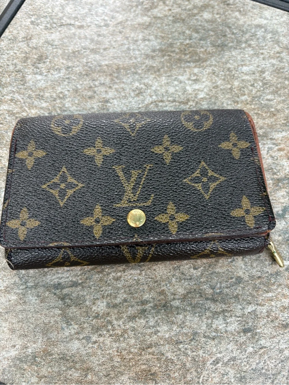 Louis Vuitton iconic lv